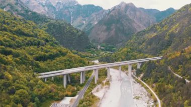 Dağlarda Beton Sütunlar Üzerinde Beton Karayolu Viyadüğü Havadan Görünümü