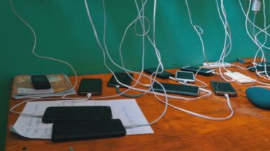 Birçok Akıllı Telefon ve Cep Telefonları Masada Şarj