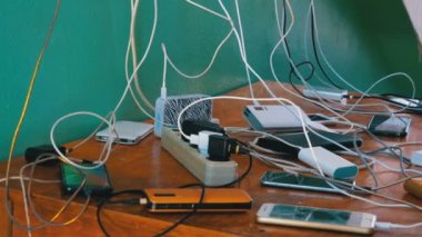 Birçok Akıllı Telefon ve Cep Telefonları Masada Şarj