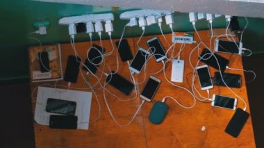 Birçok Akıllı Telefon ve Cep Telefonları Masada Şarj