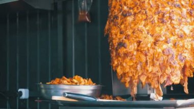 Shawarma hazır. Tükürüğün üzerine et. Türk yemekleri, Arap fast food.
