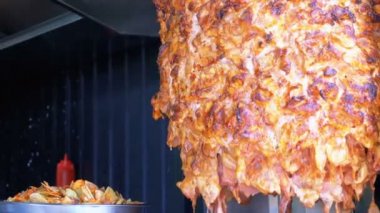Shawarma hazır. Tükürüğün üzerine et. Türk yemekleri, Arap fast food.