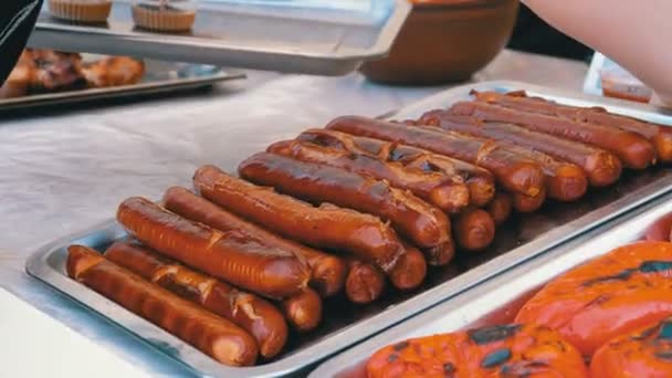 Las salchichas están en el mostrador de la tienda. Comida callejera . — Vídeos de Stock