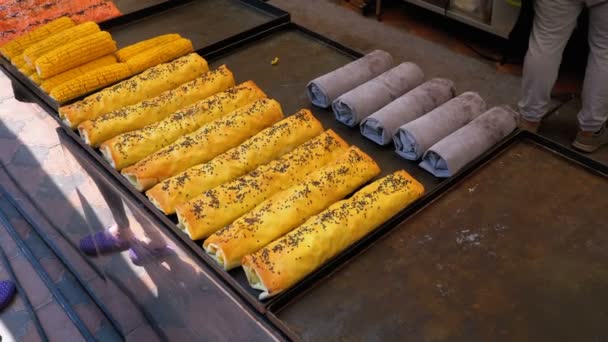 Street Food. Cooked Shawarma repose sur le comptoir d'un magasin d'aliments de rue — Video