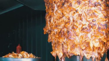 Shawarma hazır. Tükürüğün üzerine et. Türk yemekleri, Arap fast food.