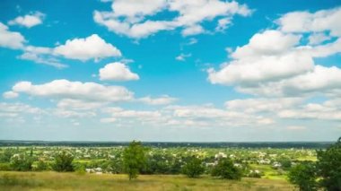 Mavi Gökyüzünde Peyzaj Alanları ve Hareketli Bulutlar. Timelapse. İnanılmaz kırsal vadi. Ukrayna