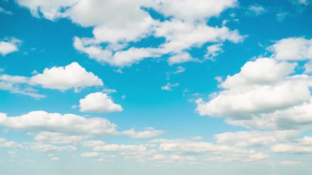 Nuvens se movem suavemente no céu azul. Prazo de validade — Vídeo de Stock