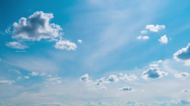 Bulutlar Mavi Gök 'te pürüzsüz hareket eder. Zaman Uygulaması