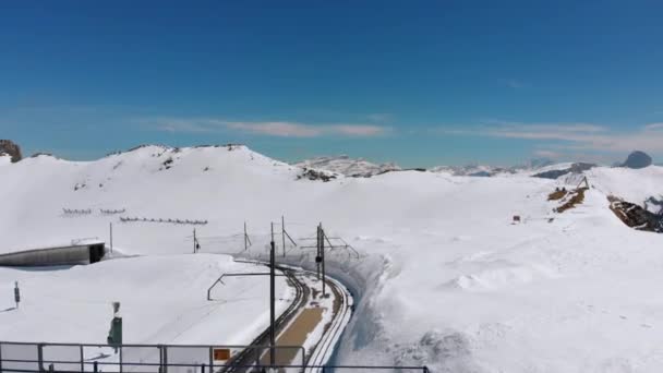 Blick vom Hochgebirge auf die schneebedeckten Gipfel der Schweizer Alpen. Rochers-de-Naye. — Stockvideo
