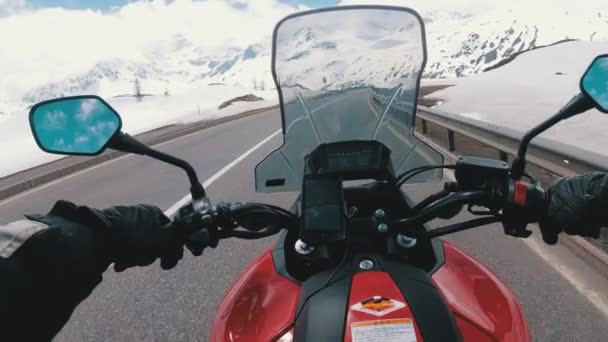 Motorrijder rijdt op prachtig landschap Snowy Mountain Road in de buurt van Zwitserland Alpen — Stockvideo