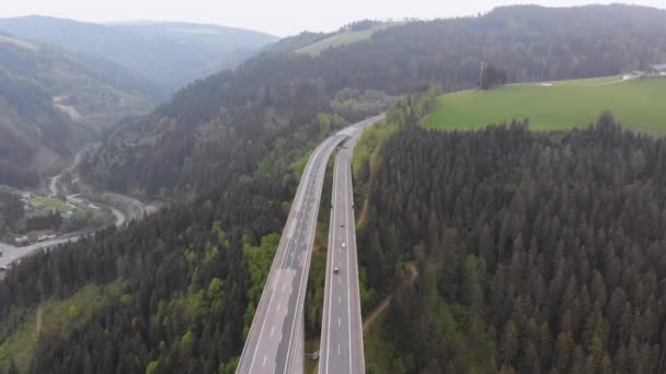 Luchtfoto van het viaduct van de snelweg op betonnen pilaren in de bergen — Stockvideo