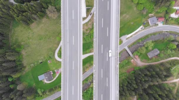 Widok z lotu ptaka wiaduktu autostrady z ruchu Multilane w górach. Autobahn w Austrii — Wideo stockowe