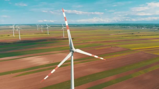 Vista aérea da fazenda de turbinas eólicas no campo. Áustria. Visão dos drones sobre a produção de energia — Vídeo de Stock