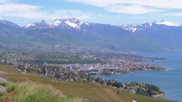 Landskap beskådar av Montreux stad med schweiziska alps och Genèvesjön, Schweitz — Stockvideo