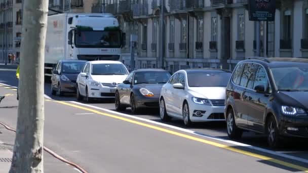 El tráfico de Ginebra. Los coches permanecen en la carretera — Vídeos de Stock