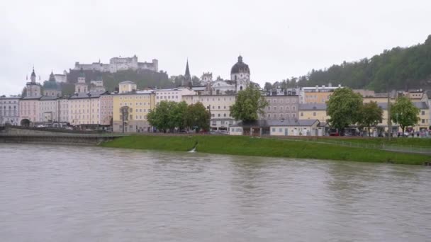 Blick von der Liebesbrücke auf das Zentrum von Salzburg bei Regen, Österreich — Stockvideo