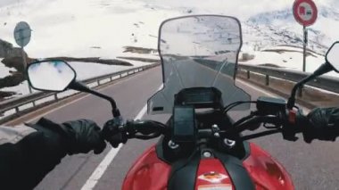 Motosikletçi İsviçre Alpleri yakınlarındaki Güzel Manzara Karlı Dağ Yolu 'nda