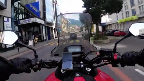 Motorrijder rijden een motorfiets ritten door de straten van Montreux, Zwitserland. — Stockvideo