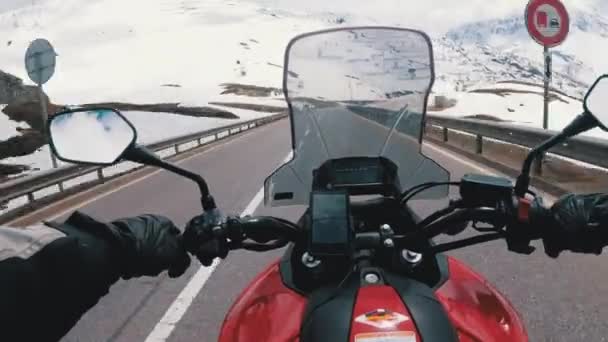 Μοτοσικλετιστής Βόλτες στο όμορφο τοπίο Snowy Mountain Road κοντά στην Ελβετία Άλπεις — Αρχείο Βίντεο