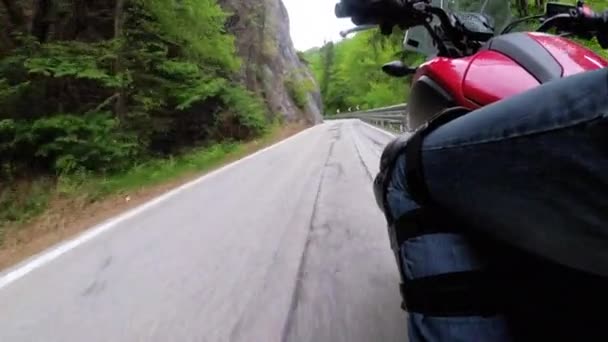 Motorrijder rijdt langs de schilderachtige Mountain curve Road in Italië. Zijaanzicht. Pov. — Stockvideo