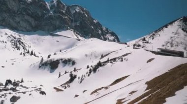 Karlı İsviçre Alpleri'nde hareket eden bir dağ treninin pencere görünümü. Montrö Şehri.