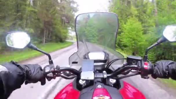 Motorrijder rijden op de prachtige lege weg in de buurt van groene bomen en heuvels — Stockvideo