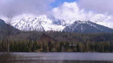 Strbske Pleso, Bulutlarda Dağ Gölü ve Arka Planda Karlı Dağlar. Slovakya