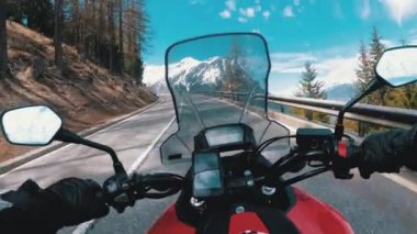 Snowy İsviçre Alpleri yakınlarındaki Güzel Manzara Dağ Yolu Üzerinde Motosikletli Rides