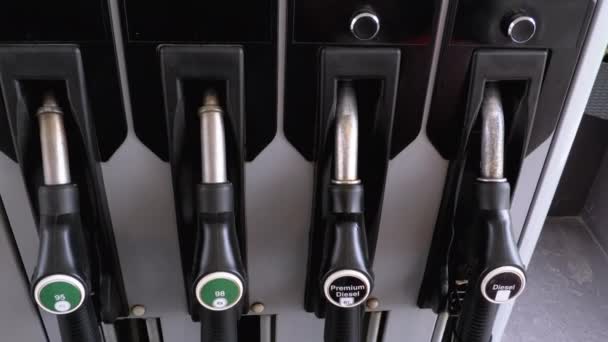 Benzine of benzine station gas brandstof pomp nozzle. Verschillende benzine kanon — Stockvideo