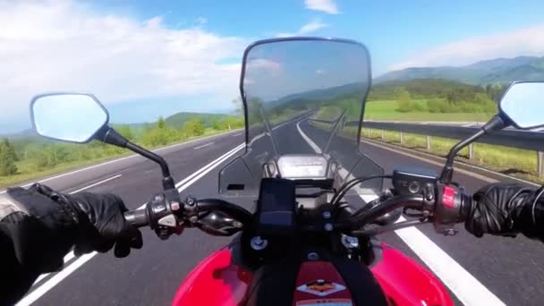 Motocyklista jazda na pustej autostradzie. Widok zza koła motocykla. Pov — Wideo stockowe