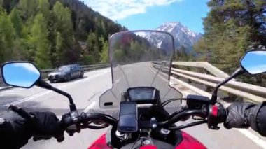 Snowy İsviçre Alpleri yakınlarındaki Güzel Manzara Dağ Yolu Üzerinde Motosikletli Rides