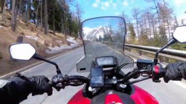 Snowy İsviçre Alpleri yakınlarındaki Güzel Manzara Dağ Yolu Üzerinde Motosikletli Rides