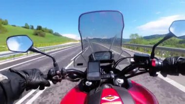 Boş Otobanda Motosikletli Biniyor. Motosiklet tekerleğinin arkasından görüntüle. Pov