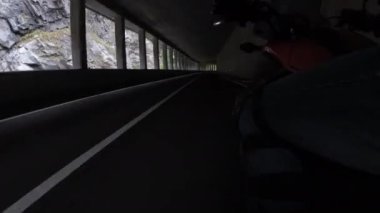 Tünel de Manzara Dağ Eğrisi Road boyunca Motosikletrides. Yan görünüm. Pov.