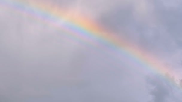 arc-en-ciel dans le ciel avec nuages