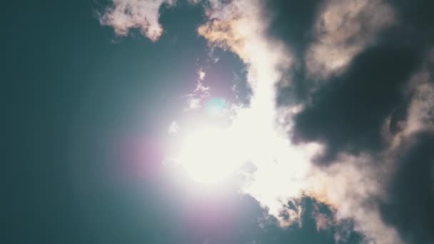 Dramatisk himmel med sol och moln i real tid. Kamerarörelse för att ge en action effekt. — Stockvideo