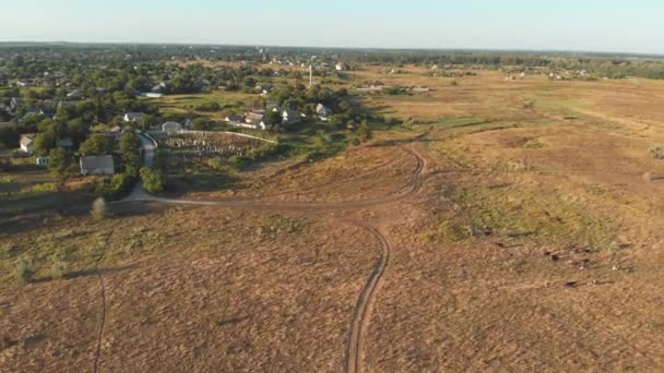 4K Vista aérea do Campo e Pequena Vila com Campos Verdes e Prados — Vídeo de Stock