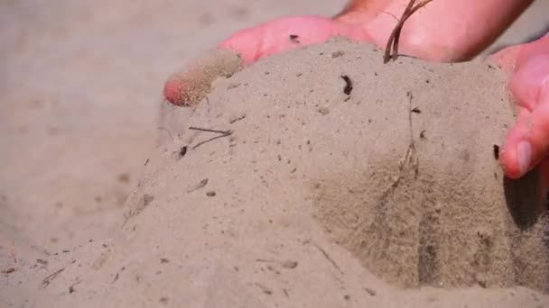 Manos masculinas cayendo arena en la playa en cámara lenta. Arena sucia en las manos de los hombres — Vídeos de Stock