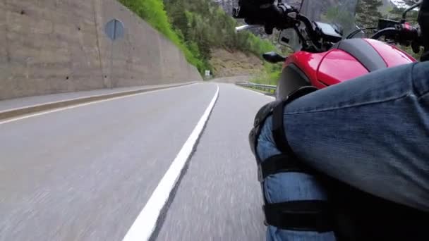 Motociclista Passeios ao longo da Scenic Mountain Curve Road. Vista lateral. VPO . — Vídeo de Stock