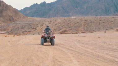 Mısır Çölü'nde Bir Quad Bike Rides Kız