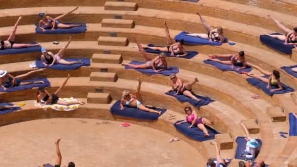 Animatie in Egypte op het strand houdt fitness oefeningen voor toeristen — Stockvideo