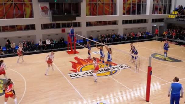 Campeonato de Voleibol Feminino. Jogo de Super Liga com Espectadores Interior — Vídeo de Stock