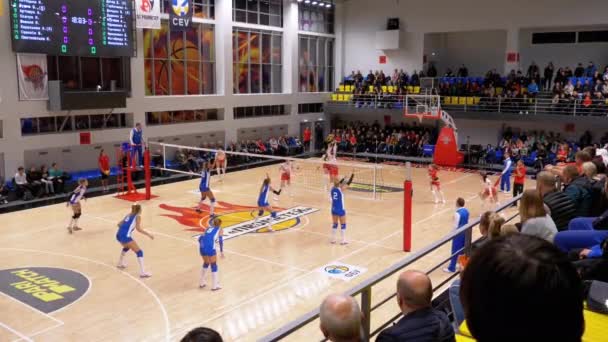 Dames Volleybal Kampioenschap. Match van Super League met toeschouwers Indoor — Stockvideo