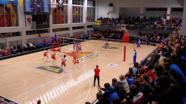 Dames Volleybal Kampioenschap. Match van Super League met toeschouwers Indoor — Stockvideo