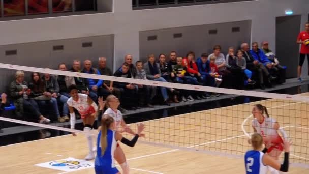 Dames Volleybal Kampioenschap. Match van Super League met toeschouwers Indoor. Langzame beweging — Stockvideo