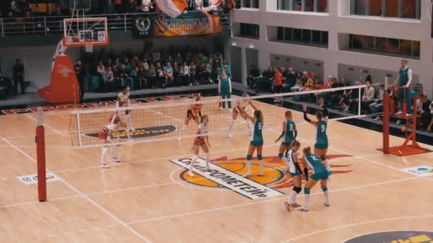 Campeonato de voleibol femenino. Partido de la Super Liga con Espectadores de Interior — Vídeos de Stock
