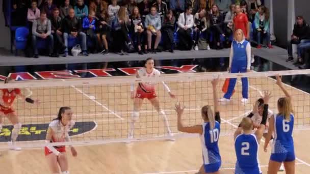 Dames Volleybal Kampioenschap. Match van Super League met toeschouwers Indoor — Stockvideo