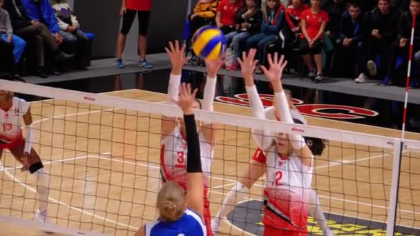 Championnat de volley-ball féminin. Match de Super League avec Spectators Indoor. Mouvement lent — Video