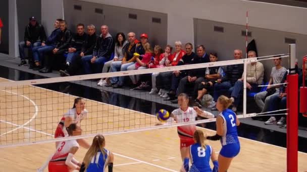 Чемпионат женщин по волейболу. Матч Суперлиги со зрителями в помещении. Slow Motion — стоковое видео