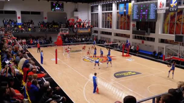 Campeonato de Voleibol Feminino. Jogo de Super Liga com Espectadores Interior — Vídeo de Stock